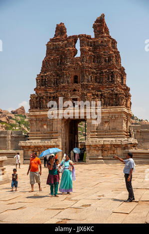 Popolo Indiano in visita Vittala tempio complesso di Hampi, Karnataka, India Foto Stock