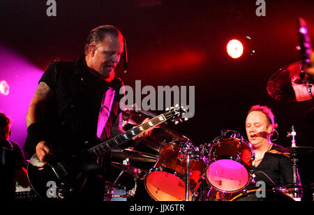 (L-R) James Hetfield Lars Ulrich metallica eseguendo 2008 KROQ Weenie Roast Y Fiesta Verizon Wireless Amphitheatre Irvine. Foto Stock