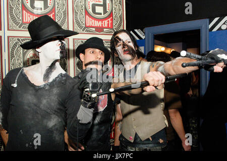 (L-R) Bobby Alt,Frank Zummo,Adam Alt Street Drum Corps Guitar Center Drum-Off Henry fonda Theatre Los Angeles,CA. Foto Stock