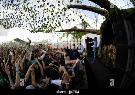 Tyler Creator Wolf Gang (aka Odd Future) folla surfs in Lil B basato Dio performance set 2011 Coachella Music Festival Marzo 16,2011 Indio. Foto Stock