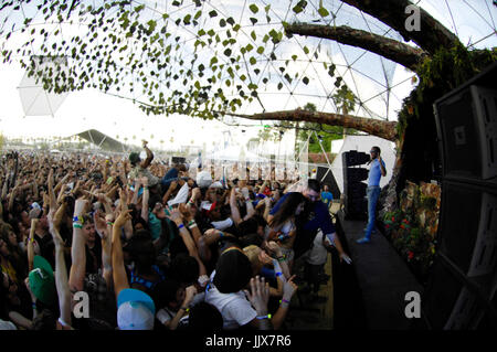 Tyler Creator Wolf Gang (aka Odd Future) folla surfs in Lil B basato Dio performance set 2011 Coachella Music Festival Marzo 16,2011 Indio. Foto Stock