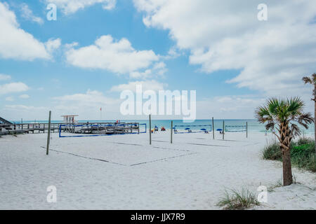 Svuota campi da pallavolo sulla spiaggia in una spiaggia recreation site su Okala Isola, Fort Walton Beach sulla costa del Golfo della Florida, Stati Uniti d'America. Foto Stock