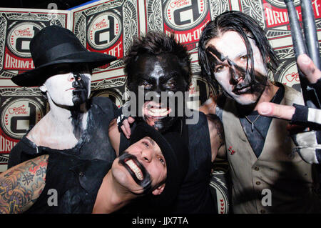 (L-R) Bobby Alt,Frank Zummo,Adam Alt Street Drum Corps (c) Shannon Leto 30 secondi a Mars Guitar Center Drum-off Henry fonda Theatre Los Angeles,CA. Foto Stock