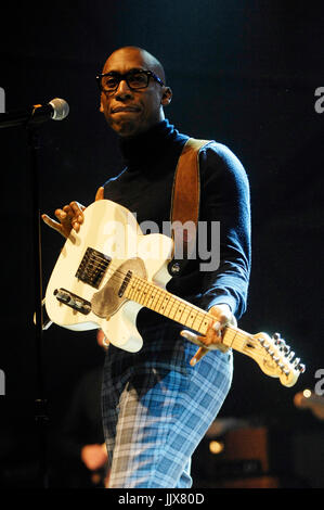 Raphael Saadiq suona 2011 Coachella Music Festival marzo 16,2011 Indio. Foto Stock