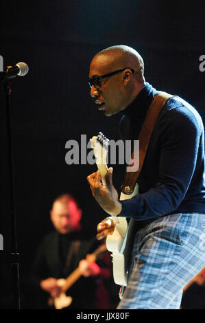 Raphael Saadiq suona 2011 Coachella Music Festival marzo 16,2011 Indio. Foto Stock