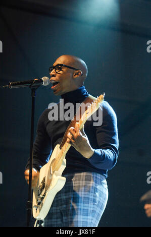 Raphael Saadiq suona 2011 Coachella Music Festival marzo 16,2011 Indio. Foto Stock