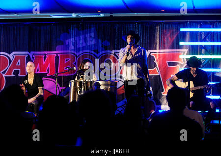 (L-r) frank zummo,adam bobby alt alt street drum corps esegue bamboozle festival - giorno 1 marzo 27,2010 Anaheim. Foto Stock