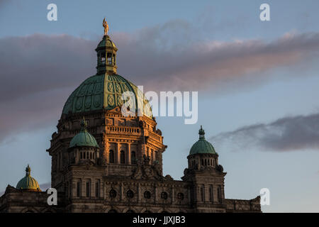 Una vista della British Columbia agli edifici del Parlamento al tramonto in Victoria, BC, Canada. Foto Stock