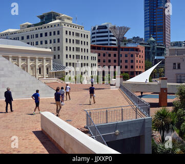 Wellington, Nuova Zelanda - 18 Novembre 2016: Wellington CBD Downtown Architecture, inclusi nuovi edifici, wlakways e pedoni a piedi a lunchti Foto Stock