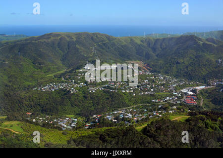 Antenna vista Wellington di Crofton Downs e Wadestown sobborghi con il makara che Wind Farm in background. Foto Stock