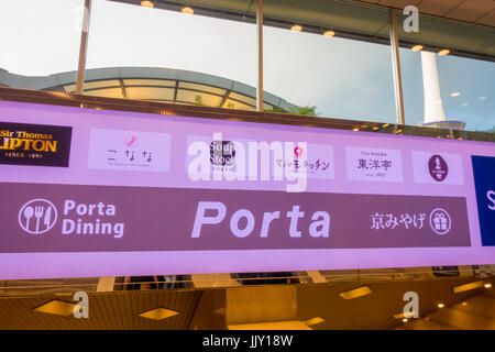 KYOTO, Giappone - 14 aprile: Informative segno di Keihan Stazione di Kyoto, Giappone. Keihan Railway Company è stata fondata nel 1949 ed è tra i più frequentati Foto Stock