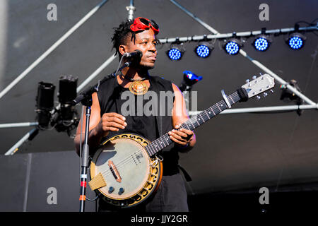 Bassy Bilck in esecuzione al quarantesimo annuale di Vancouver Folk Music Festival, Vancouver, British Columbia, Canada. Foto Stock