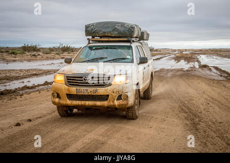 Veicolo turistico lungo la guida della Namibia Skeleton Coast, Africa. Foto Stock