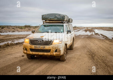 Veicolo turistico lungo la guida della Namibia Skeleton Coast, Africa. Foto Stock