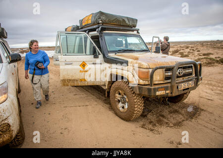 Trasporto di veicoli turistici lungo la guida della Namibia Skeleton Coast, Africa. Foto Stock