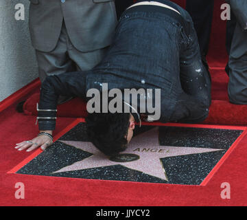 Los Angeles, Stati Uniti d'America. Il 20 luglio, 2017. Il mago Criss Angel bacia la sua stella durante la stella in onore di cerimonia sulla Hollywood Walk of Fame a Los Angeles, negli Stati Uniti, il 20 luglio 2017. Credito: Nick Ut/Xinhua/Alamy Live News Foto Stock