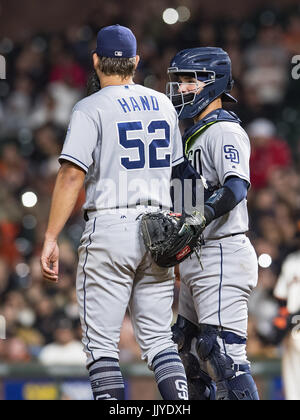 San Francisco, California, Stati Uniti d'America. Il 20 luglio, 2017. Con guide sul primo e secondo e una pastella con un conteggio 3-2, San Diego Padres catcher Luis Torrens (21) condivide una parola con rilievo brocca Brad mano (52), durante una partita MLB tra San Diego Padres e i San Francisco Giants di AT&T Park di San Francisco, California. Valerie Shoaps/CSM/Alamy Live News Foto Stock