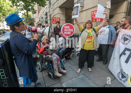 Luglio 20, 2017 - Londra, Regno Unito - Londra, Regno Unito. Il 20 luglio 2017. Janine cabina o l'RMTspeaks e Paula Peters di DPAC (Disabili contro i tagli) contiene fino la petizione al theprotest con RMT deputati al di fuori del Dipartimento dei trasporti, chiedendo alle persone con disabilità di avere lo stesso diritto di utilizzare i servizi di trasporto ferroviario come gli altri. Solo driver di treni operati, la rimozione delle protezioni da treni e del personale ferroviario dalle stazioni tutti minacciano la loro libertà di viaggio. DPAC hanno aderito con RMT personale su linee di picchetto quando prendono azione industriale contro queste modifiche che discriminano i disabili e minacciano di r Foto Stock