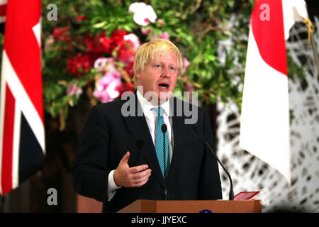 Tokyo, Giappone. 21 Luglio, 2017. Segretario degli esteri britannico Boris Johnson fornisce una dichiarazione con il suo omologo giapponese Fumio Kishida dopo il loro incontro al Iikura guesthouse a Tokyo il 21 luglio 2017. Ci hanno dato una dichiarazione comune dopo il loro dialogo strategico. Credito: Yoshio Tsunoda/AFLO/Alamy Live News Foto Stock