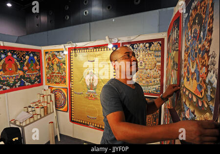 (170721) -- HANGZHOU, luglio 21, 2017 (Xinhua) -- imprenditore Nepalese Petesh Raghubanshi organizza il suo stand di arazzi fatti a mano al commercio internazionale e sul mercato del commercio di Yiwu, est della Cina di Provincia dello Zhejiang, 5 maggio 2017. Secondo le ultime cifre della Dogana di Hangzhou, Zhejiang del valore totale del commercio estero ha raggiunto 1224.31 miliardi di yuan RMB (181 dollari) nel primo semestre del 2017, fino a 19,5 per cento anno su anno, con il valore di esportazione permanente al 928.14 yuan (137 miliardi di dollari), in crescita del 13,9%, e quello di importazione a 296.17 (44 miliardi di dollari), con un aumento di 4 Foto Stock