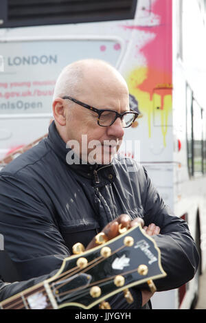 Londra, Regno Unito. 21 Luglio, 2017. Dire Straits frontman Mark Knopfler svela due iconici di autobus di Londra per celebrare il lancio di concerti, in associazione con Gibson, alla vigilia del musicista di strada internazionale di giorno in Wembley.giovani musicisti concorrenti di essere nominata capitale del top buskers si esibirà a bordo di due appositamente commissionato gli autobus di Londra questo fine settimana per aiutare a marchio International musicista di strada giorno e di avviare la fase successiva di concerti, il sindaco di Londra musicista di strada annuale concorso. Credito: Keith Larby/Alamy Live News Foto Stock