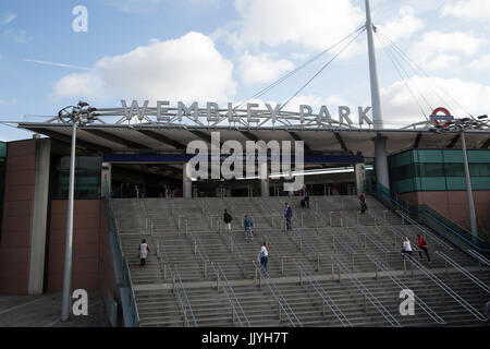 Wembley Park, Regno Unito. 21 Luglio, 2017. I cieli blu sulla stazione di Wembley in London Credit: Keith Larby/Alamy Live News Foto Stock