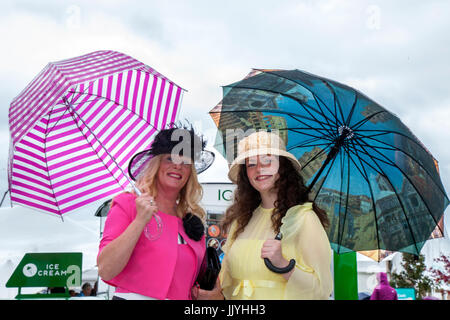 Knutsford Cheshire, UK. 21 Luglio, 2017. Eileen & Coleen Langan al Signore giorno speciale evento presso Tatton Park flower show. Credito; MediaWorldImages/AlamyLiveNews. Foto Stock