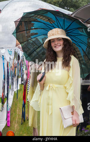 Knutsford Cheshire, UK. 21 Luglio, 2017. Coleen Langan al Signore giorno speciale evento presso Tatton Park flower show. Credito; MediaWorldImages/AlamyLiveNews. Foto Stock