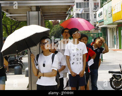 (170721) -- Shanghai, luglio 21, 2017 (Xinhua)-- gente in attesa per gli autobus in sfumature nell est della Cina di Shanghai, 21 luglio 2017. Il servizio meteorologico di Oriente Cina Shanghai metropolis registrata una temperatura dell'aria di 40,9 gradi Celsius (105,6 gradi Fahrenheit) intorno alle 2 p.m. Venerdì, il più alto sul record nella città in 145 anni. (Xinhua/Fang Zhe) (LXX) Foto Stock