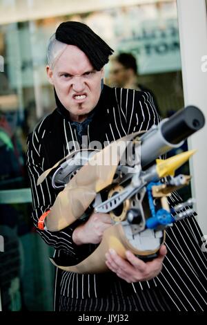 San Diego, Stati Uniti d'America. Il 20 luglio, 2017. Cosplayer Chris da Huntington Beach come 'Zorg" dal "Il quinto elemento", tenendo il leggendario ZF-1 pistola, all'Comico-Imbroglione di San Diego, nel luglio 2017. | Utilizzo di credito in tutto il mondo: dpa/Alamy Live News Credito: dpa picture alliance/Alamy Live News Foto Stock