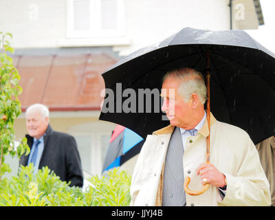 Newquay, Regno Unito. 21 luglio, 2017. coppia reale il duca e la duchessa di Cornovaglia ha piovuto su visitando il royal del ducato di sviluppo di alloggiamento con affrettate picnic al coperto presso la locale stazione dei vigili del fuoco, tregunnel hill, Newquay, Cornwall, Regno Unito. 21 luglio, 2017. Credito: robert taylor/alamy live news Foto Stock