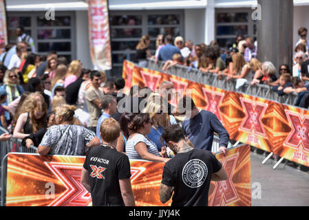 Londra, Regno Unito. Il 21 luglio 2017. I concorrenti, ventole, gli amici e la famiglia si raduna per 'X fattore Bootcamp', un concorrente il processo di selezione per il canto TV show, che si svolge a Wembley Arena. Credito: Stephen Chung / Alamy Live News Foto Stock