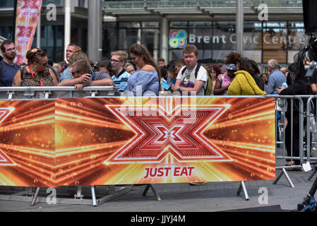 Londra, Regno Unito. Il 21 luglio 2017. I concorrenti, ventole, gli amici e la famiglia si raduna per 'X fattore Bootcamp', un concorrente il processo di selezione per il canto TV show, che si svolge a Wembley Arena. Credito: Stephen Chung / Alamy Live News Foto Stock