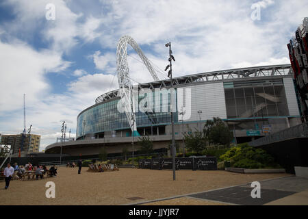Wembley Park, Regno Unito. 21 Luglio, 2017. Blue Skies oltre l'arco di Wembley in London Credit: Keith Larby/Alamy Live News Foto Stock