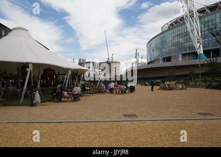 Wembley Park, Regno Unito. 21 Luglio, 2017. Blue Skies oltre l'arco di Wembley in London Credit: Keith Larby/Alamy Live News Foto Stock