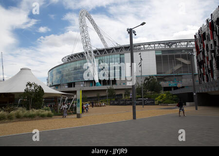Wembley Park, Regno Unito. 21 Luglio, 2017. Blue Skies oltre l'arco di Wembley in London Credit: Keith Larby/Alamy Live News Foto Stock