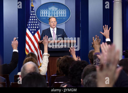 Washington, DC, Stati Uniti d'America. 21 Luglio, 2017. File foto scattata a gennaio 23, 2017 mostra segretario stampa della Casa Bianca Sean Spicer parla durante il suo primo daily briefing alla Casa Bianca di Washington, DC, Stati Uniti. Segretario stampa della Casa Bianca Sean Spicer ha rassegnato le dimissioni Venerdì, 21 luglio 2017, il New York Times ha riferito. Credito: Yin Bogu/Xinhua/Alamy Live News Foto Stock