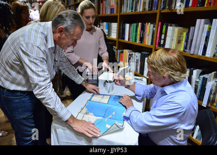 Coral Gables, FL, Stati Uniti d'America. Xx Giugno, 2017. La televisione meteorologo Bryan Norcros discutere e firmare copie dei suoi libri "Il mio uragano Andrew storia: la storia dietro la preparazione, il terrore, la resilienza e la rinomata copertura TV del Grande Uragano del 1992" a libri e libri su Giugno 20, 2017 in Coral Gables, Florida. Credito: Mpi10/media/punzone Alamy Live News Foto Stock