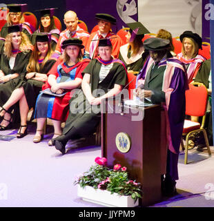 Università di Portsmouth,Portsmouth, Hampshire REGNO UNITO. Il 21 luglio 2017. Neville Lawrence, padre di assassinati adolescente Stephen Lawrence, riceve la laurea honoris causa in Giurisprudenza presso l Università di Portsmouth cerimonia di laurea. Credito: Alan Fraser/Alamy Live News Foto Stock