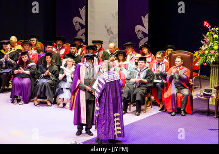 Università di Portsmouth,Portsmouth, Hampshire REGNO UNITO. Il 21 luglio 2017. Neville Lawrence, padre di assassinati adolescente Stephen Lawrence, riceve la laurea honoris causa in Giurisprudenza presso l Università di Portsmouth cerimonia di laurea. Credito: Alan Fraser/Alamy Live News Foto Stock