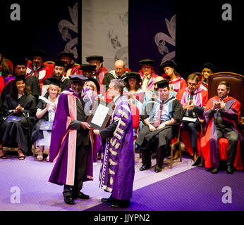 Università di Portsmouth,Portsmouth, Hampshire REGNO UNITO. Il 21 luglio 2017. Neville Lawrence, padre di assassinati adolescente Stephen Lawrence, riceve la laurea honoris causa in Giurisprudenza presso l Università di Portsmouth cerimonia di laurea. Credito: Alan Fraser/Alamy Live News Foto Stock