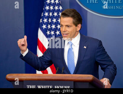 Washington DC, Stati Uniti d'America. 21 Luglio, 2017. Arrivo White House communications director Anthony Scaramucci risposte del reporter domande durante il suo primo briefing con la stampa durante il suo primo giorno di lavoro nel Brady Press Briefing Room della Casa Bianca di Washington, DC il Venerdì, 21 luglio 2017. Durante il suo discorso di apertura, Scaramucci ha annunciato che Sarah Huckabee Sanders è assumere come premere il segretario da Sean Spicer. Credito: Ron Sachs/CNP /MediaPunch Credito: MediaPunch Inc/Alamy Live News Foto Stock