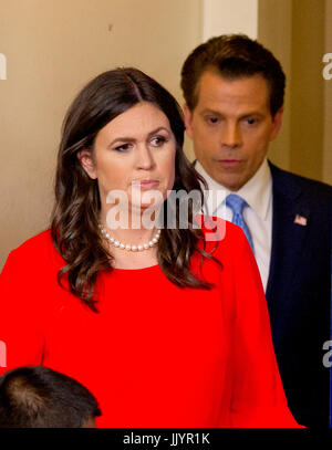 Washington DC, Stati Uniti d'America. 21 Luglio, 2017. Arrivo White House communications director Anthony Scaramucci, segue Sarah Huckabee Sanders nel suo primo briefing con la stampa durante il suo primo giorno di lavoro nel Brady Press Briefing Room della Casa Bianca di Washington, DC il Venerdì, 21 luglio 2017. Durante la sua successiva apertura commento, Scaramucci ha annunciato che Sarah Huckabee Sanders è assumere come premere il segretario da Sean Spicer. Credito: Ron Sachs/CNP /MediaPunch Credito: MediaPunch Inc/Alamy Live News Foto Stock