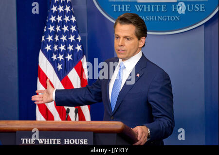 Washington DC, Stati Uniti d'America. 21 Luglio, 2017. Arrivo White House communications director Anthony Scaramucci risposte del reporter domande durante il suo primo briefing con la stampa durante il suo primo giorno di lavoro nel Brady Press Briefing Room della Casa Bianca di Washington, DC il Venerdì, 21 luglio 2017. Durante il suo discorso di apertura, Scaramucci ha annunciato che Sarah Huckabee Sanders è assumere come premere il segretario da Sean Spicer. Credito: Ron Sachs/CNP /MediaPunch Credito: MediaPunch Inc/Alamy Live News Foto Stock