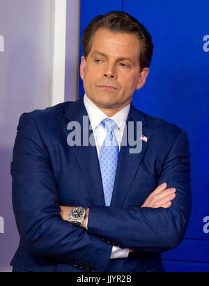 Washington DC, Stati Uniti d'America. 21 Luglio, 2017. Arrivo White House communications director Anthony Scaramucci ascolta come egli è introdotto da Sarah Huckabee Sanders durante il suo primo briefing con la stampa sul suo primo giorno di lavoro nel Brady Press Briefing Room della Casa Bianca di Washington, DC il Venerdì, 21 luglio 2017. Durante la sua successiva apertura commento, Scaramucci ha annunciato che Sarah Huckabee Sanders è assumere come premere il segretario da Sean Spicer. Credito: Ron Sachs/CNP /MediaPunch Credito: MediaPunch Inc/Alamy Live News Foto Stock