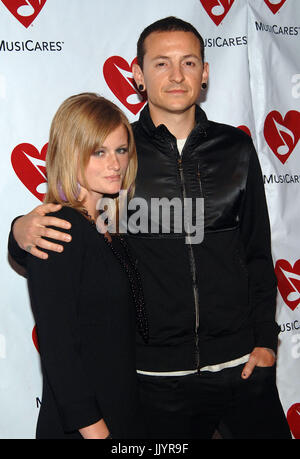 Chester Bennington dei Linkin Park - e la moglie MusiCares Foundation beneficio concerto presso la Henry Fonda Theatre di Los Angeles. tre quarti il contatto visivo Foto Stock