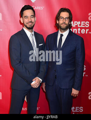 Mike Shinoda, Rob Bourdon - Linkin Park - 080 al 2016 MusiCares persona dell'anno la cena in onore di Lionel Richie al Convention Centre di Los Angeles. Febbraio 13, 2016. Foto Stock