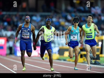 Londra, Regno Unito. 21 Luglio, 2017. Londra Inghilterra - Luglio 21, 2017: David Brown, guida Jerome Avery (USA) e Dongdong di, guida Deyi Mao (CHN) in uomini 200M T11 durante la Finale Mondiale del Para Atletica Londra 2017 a Londra Stadium il venerdì. Foto : Taka G Wu Credito: Taka Wu/Alamy Live News Foto Stock