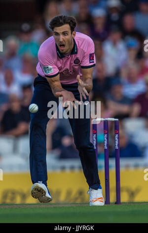 Londra, Regno Unito. 21 Luglio, 2017. Steven Finn bowling per la Middlesex contro Surrey in la NatWest T20 Blast corrispondono alla Kia ovale. David Rowe/Alamy Live News Foto Stock