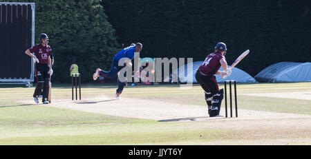 Brentwood, Essex xxi luglio 2017, Devon Malcolm ciotole per il PCA capitani inglesi contro Brentwood Cricket Club Credito: Ian Davidson/Alamy Live News Foto Stock